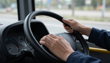 "До 400 тыс. тенге за 10 дней": жена водителя автобуса пожаловалась на "собачью" работу