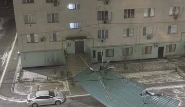 Циклон обрушился на Атырау: ветер повредил крыши и вызвал перебои со светом