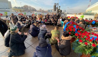 Цветы, молитвы и требования: как в Алматы отметили День независимости