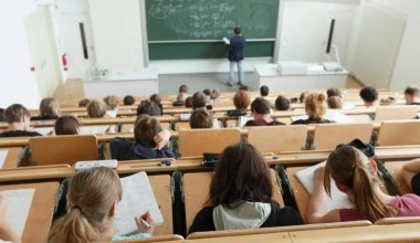 Частные школы без денег: когда государство заплатит учителям?