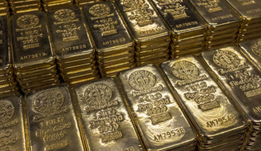 Серебро снова идет к рекорду, пока цены на золото удерживают позиции