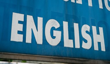 Некоторым казахстанцам официально разрешили не учить английский