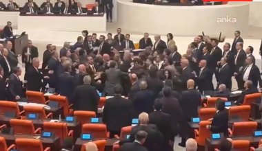 Обсуждали бюджет: турецкие депутаты подрались прямо в зале парламента