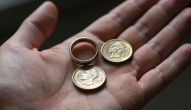 Казахстанцы ринулись в ломбарды, чтобы по-человечески отметить Новый год