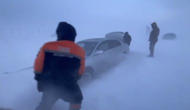 15 человек застряли в снежном заносе в Жетысу