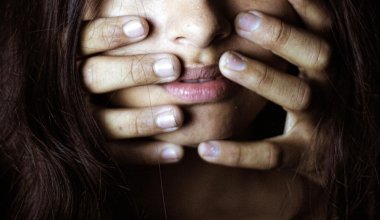 Алматинского стендап-комика обвинили в попытке изнасилования