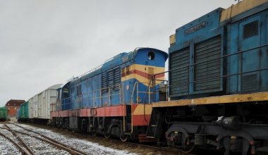 В Актау машина столкнулась с тепловозом на ж/д переезде