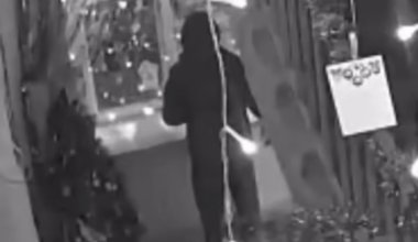 Мужчина поджог елку в подъезде дома в Темиртау: его арестовали