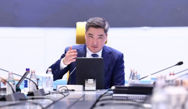 Налоги, ИИ и инфляция: премьер-министр встретился с экономистами Казахстана