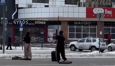 Две девушки устроили танцы на оживлённой дороге в Уральске: их наказали