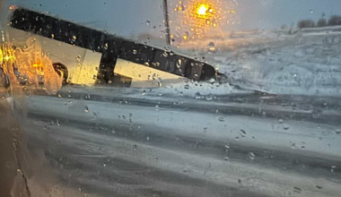 Автобус с 50 пассажирами съехал в кювет на выезде из Шахтинска