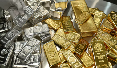 Золото и серебро обновляют рекорды на фоне конфликта Трампа и Пауэлла