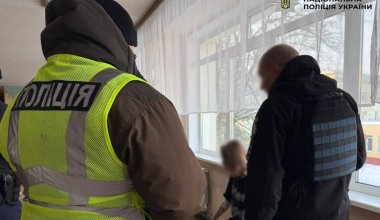 Школьник напал на учительницу и одноклассника с ножом в Киеве