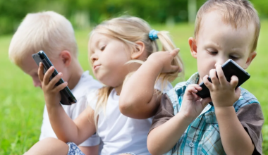 Врачи требуют ограничить детям смартфоны из-за вреда