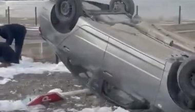 Сдавала экзамен на права: в спецЦОНе Шымкента кандидат опрокинула автомобиль