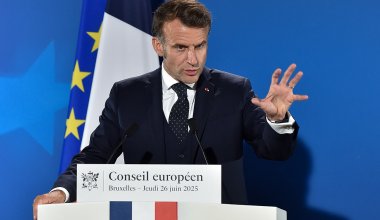 Макрон надел очки и подарил итальянцам 3,5 млн евро