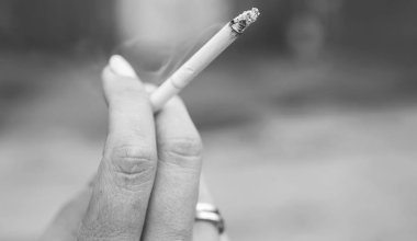 В Казахстане могут наказать за курение при ребёнке: сколько придётся платить