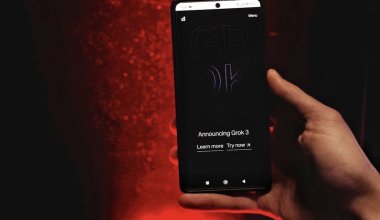 Еврокомиссия проверяет Grok Илона Маска из-за «раздеваний» ИИ