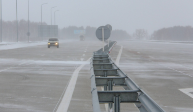 В ЗКО из-за тумана и гололёда закрыли участок республиканской трассы
