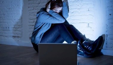 Казахстанки жалуются на сталкеров из соцсетей