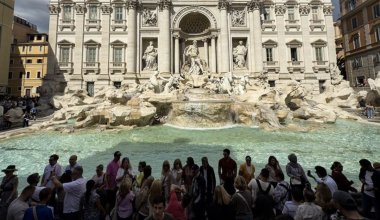В Риме сделали платным бросок монеты в фонтан Треви