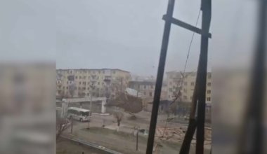 Сорванные крыши и поваленные деревья: ураган обрушился на юг Казахстана