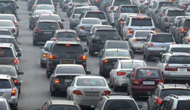 Алматы парализовало снегом: город встал в 10-балльных пробках