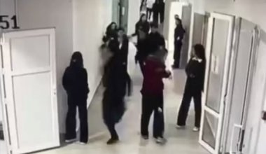 Напал на сверстников в школе в Кульсары: подросток вернулся к занятиям