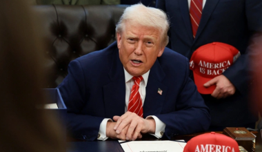 Трамп грозит Ирану "жесткими мерами" и еще одним авианосцем