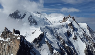 Засыпало лавиной: турист чуть не погиб в горах Алматы