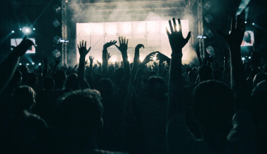 Хозяйку ночного клуба задержали в Шымкенте за продажу шариков с "веселящим газом"