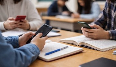 Казахстанские родители выступили против запрета смартфонов в школах