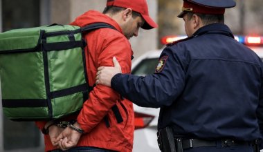 «Схватил за грудь»: в Алматы арестовали курьера, домогавшегося девушки