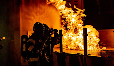 Больше 70 человек эвакуировали из-за пожара в высотке в Астане