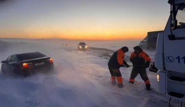 Трое иностранцев застряли в снежном заносе на севере Казахстана