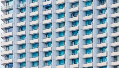 В Шымкенте мужчина сорвался с балкона во время ремонта