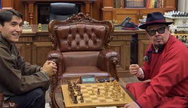 Казах сыграл в шахматы с премьером Монголии