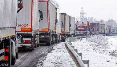Более 400 фур застряли на границе с Россией в ЗКО