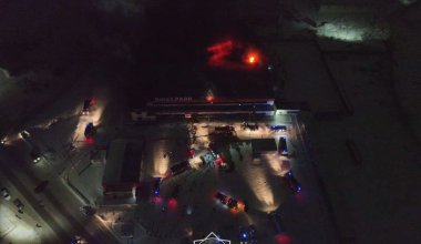 Крупный пожар произошел в ТРЦ в Семее