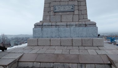 Скандальная надпись появилась на памятнике в Алматинской области