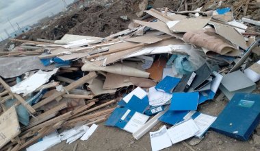 Архивные бумаги с личными данными валяются среди мусора в Атырау