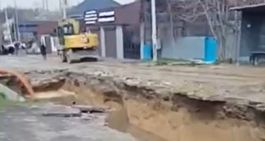 В Шымкенте из-за аварии канализации провалилась дорога