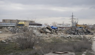 Мусор, закладки и неизвестные жидкости: жители Актау пожаловались на свалку