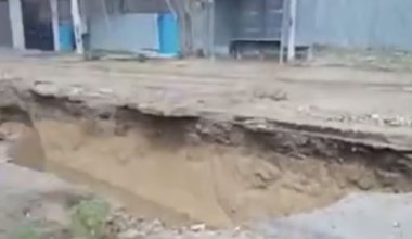 Асфальт ушёл под землю: в Шымкенте обвалилась дорога