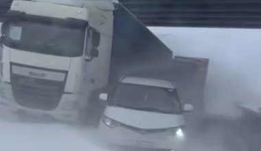 117 человек застряли на трассах в Карагандинской области из-за метели
