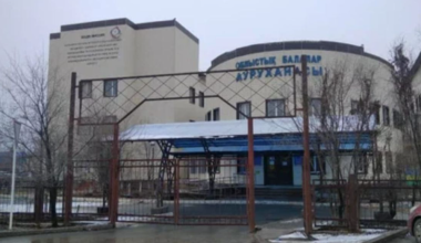 Младенец умер у входа в больницу Атырау после отказа в санавиации