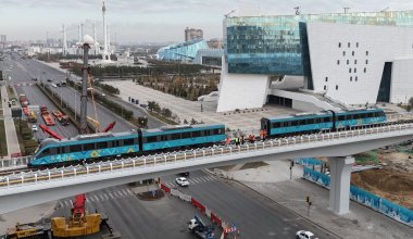 «Бурлаки в Астане»: почему люди тянут вагоны ЛРТ