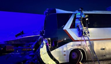 Автобус столкнулся с грузовиком на трассе Алматы - Астана, есть погибший