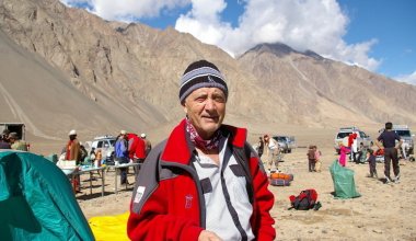 Токаев присвоил высшее звание Героя труда альпинисту