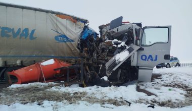 Грузовик врезался в дорожную технику на трассе Астана–Кокшетау